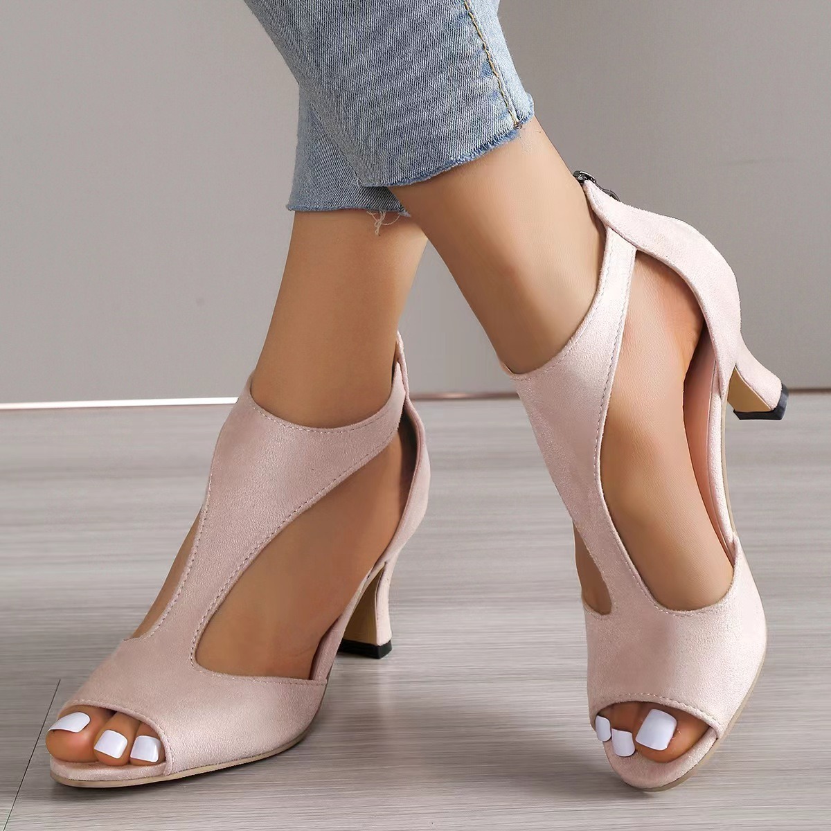 صنادل نسائية جديدة صيف 2026 من - مراجعة Shoe Brush وسعره